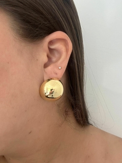 BRINCO MEIA ESFERA M - FOLHEADO OURO