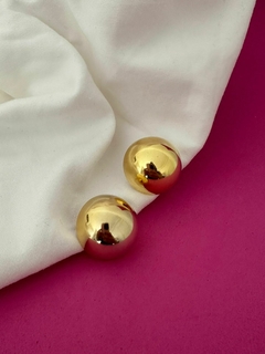 BRINCO MEIA ESFERA M - FOLHEADO OURO - comprar online
