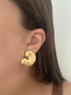 BRINCO NAY BANHADO NO OURO 18K