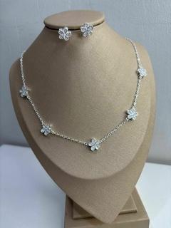 CONJUNTO FLORZINHA CRAVEJADO ZIRCÔNIA - SEMIJOIA - comprar online