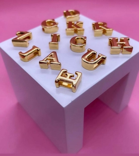 PINGENTE LETRA "PEQUENO" - VERNIZ ITALIANO