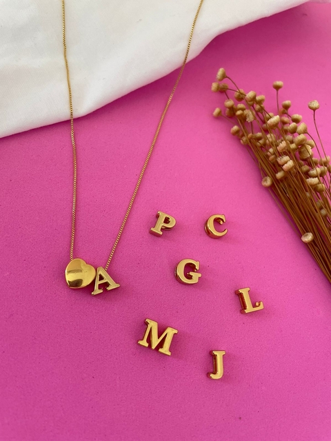 COLAR INICIAL COM CORAÇÃO - BANHADO NO OURO 18K