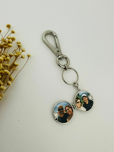 CHAVEIRO RELICARIO REDONDO PRATA - VERNIZ ITALIANO