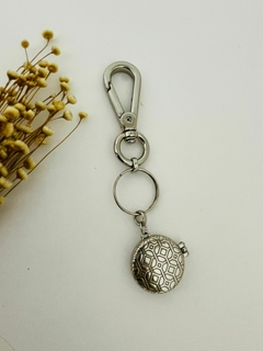 CHAVEIRO RELICARIO REDONDO PRATA - VERNIZ ITALIANO - comprar online