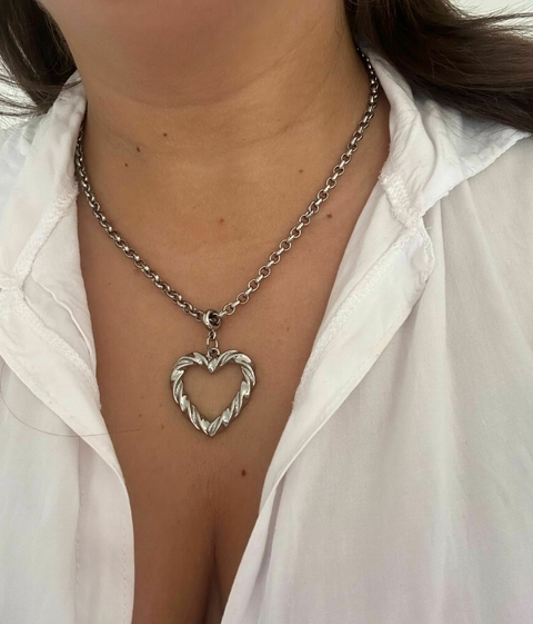 COLAR CORAÇÃO TORCIDO PRATA - VERNIZ ITALIANO
