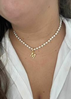 COLAR INICIAL PEROLA - FOLHEADO OURO - comprar online