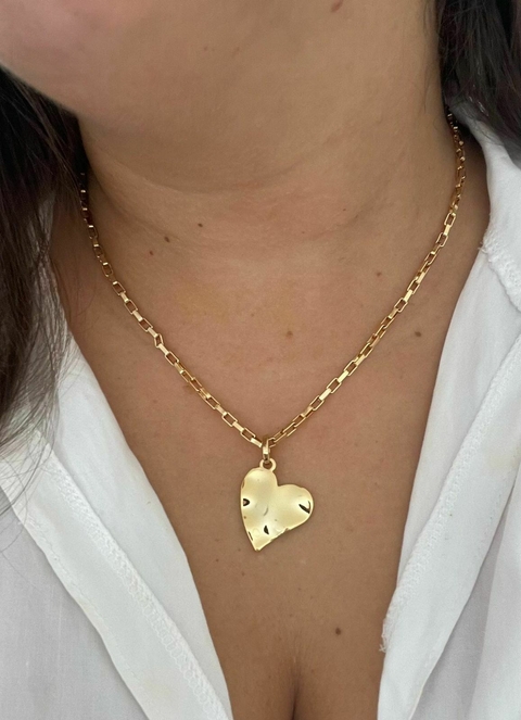 COLAR CORAÇÃO MARTELADO - VERNIZ ITALIANO