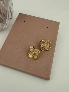 BRINCO TREVO DOURADO - VERNIZ ITALIANO