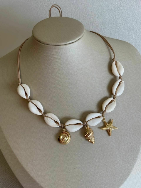 COLAR BUZIO NO COM 3 PENDURADOS