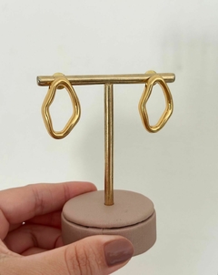 BRINCO ORGÂNICO BANHADO NO OURO 18K - VERNIZ ITALIANO