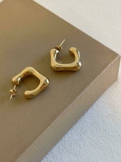 ARGOLA QUADRADA ORGANICA - BANHADA NO OURO 18K