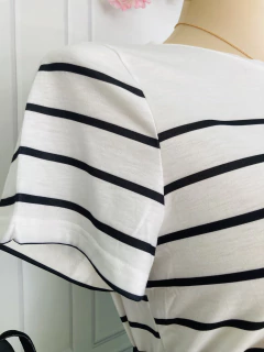 Playera basica blanca de lineas negras