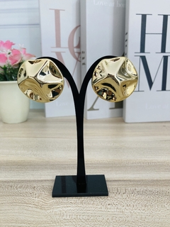 Aretes de forma irregular en internet