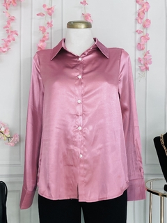 Blusa satinada rosa de botones en internet