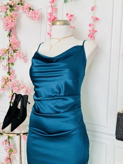 Vestido Satinado fruncido de tirantes con abertura en internet
