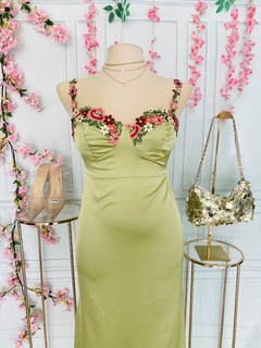 Imagen de Vestido Satinado de tirantes con bordado floral