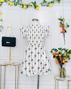 Vestido corto estampado moñitos frente fruncido - tienda en línea