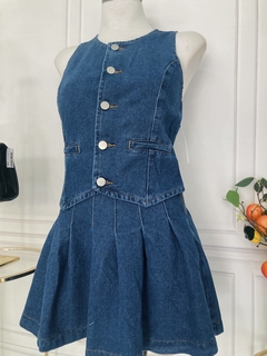 Imagen de Vestido corto compuesto falda tablones y chaleco