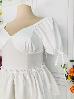Vestido Plus corto blanco con falda de doble campa - AQUA Boutique