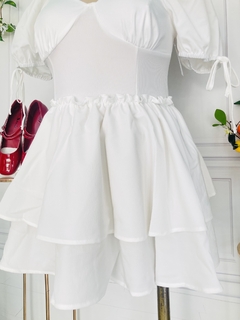 Vestido Plus corto blanco con falda de doble campa - tienda en línea