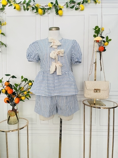 Conjunto a rayas short y blusa abierta de lazos brillosos - comprar en línea