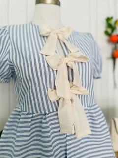 Conjunto a rayas short y blusa abierta de lazos brillosos - tienda en línea