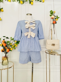 Conjunto a rayas short y blusa abierta de lazos en internet
