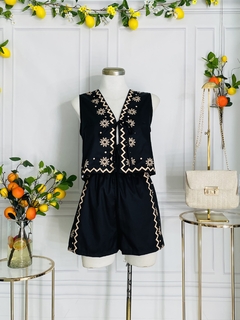 Conjunto negro de short y top abierto de lazos con estampado en internet
