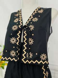 Conjunto negro de short y top abierto de lazos con estampado - tienda en línea