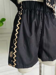 Conjunto negro de short y top abierto de lazos con estampado - AQUA Boutique