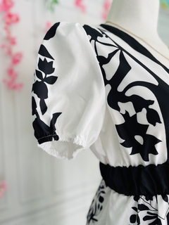 Blusa con estampado negro estilo peplum con cuello V - tienda en línea