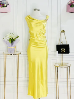 Vestido largo satinado amarillo escote con detalle de metalico