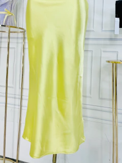 Vestido largo satinado amarillo escote con detalle de metalico en internet