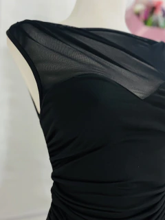 Imagen de Vestido largo negro con abertura lateral y escote mesh asimetrico