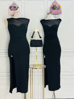 Vestido largo negro con abertura lateral y escote mesh asimetrico
