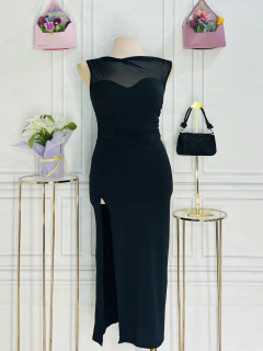 Vestido largo negro con abertura lateral y escote mesh asimetrico en internet