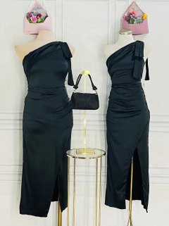 Vestido largo negro satinado de un hombro abertura en pierna