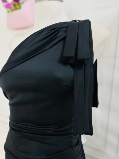 Vestido largo negro satinado de un hombro abertura en pierna - Tiendas de Ropa A&C