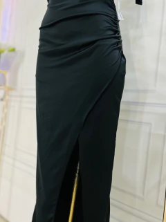 Imagen de Vestido largo negro satinado de un hombro abertura en pierna