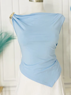 Blusa celeste asimetrica ajustada broche decorativo en hombro - comprar en línea