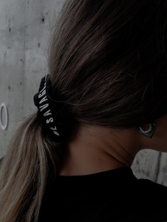 scrunchie girl savage na internet