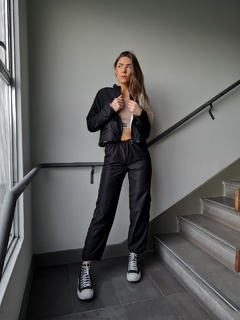 parachute pants preta na internet