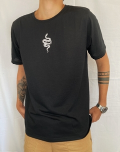 t-shirt serpente preta na internet