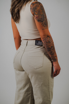 calça jeans beige na internet