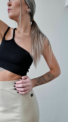 top tiras preto