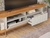 Rack Bancada p/ TV até 70 Pol Mônaco 2.0 Ripado c/ 1 Porta e 1 Gaveta 204cm Cinamomo/Off White - Permóbili - loja online