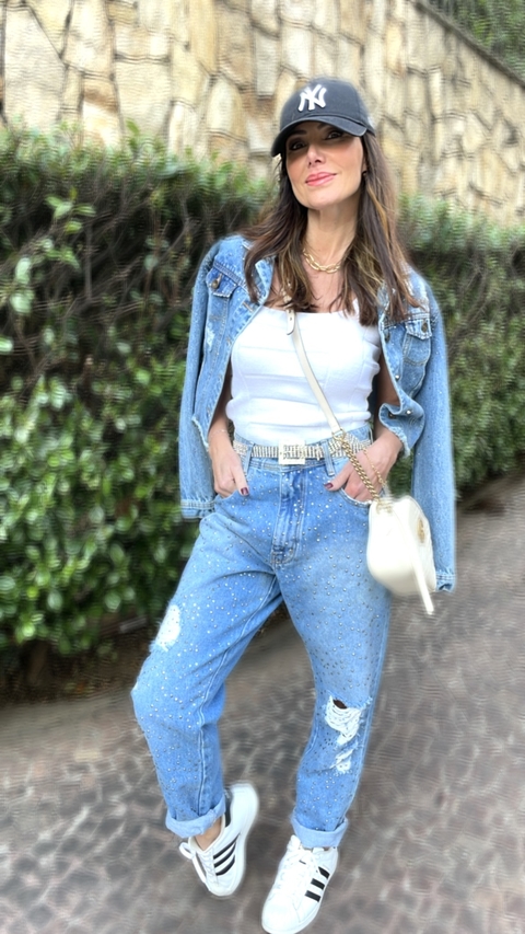 Mom jeans com aplicações