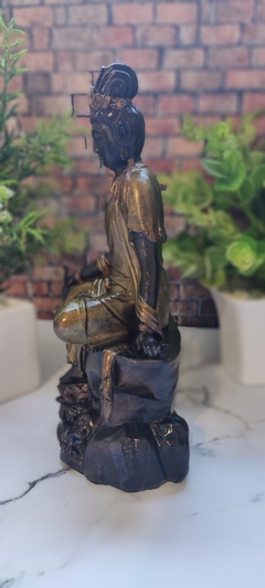 Kuan Yin Meditando en Roca Serie 2 - AlmaBuddha