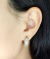 Brinco argola alongada toda cravejada com microzircônias cristais banhado a ouro 18k - 85580794 - Saline Semijoias