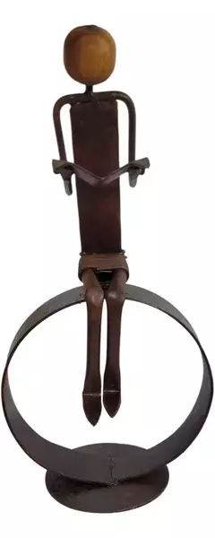 Escultura Artesanal Menino Sentado na Bola